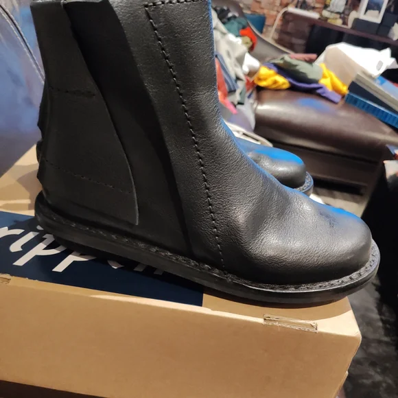 Sleek Black Leather Ankle Boots for Women - Picture 6 of 12